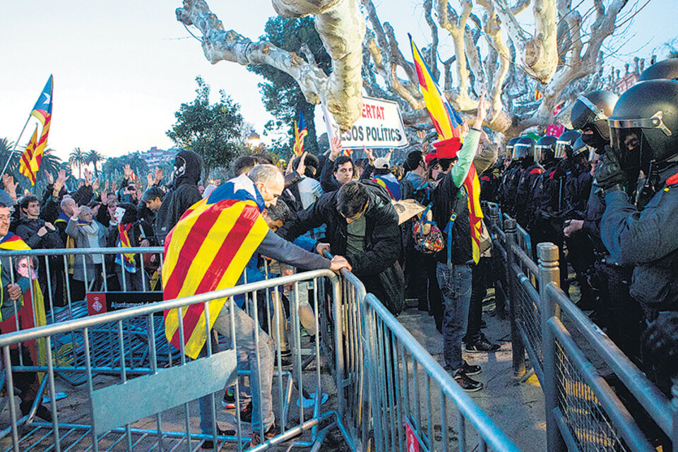 Miles de manifestantes que se concentraron en torno al Parlamento en Barcelona gritaban “Puigdemont o Puigdemont”.