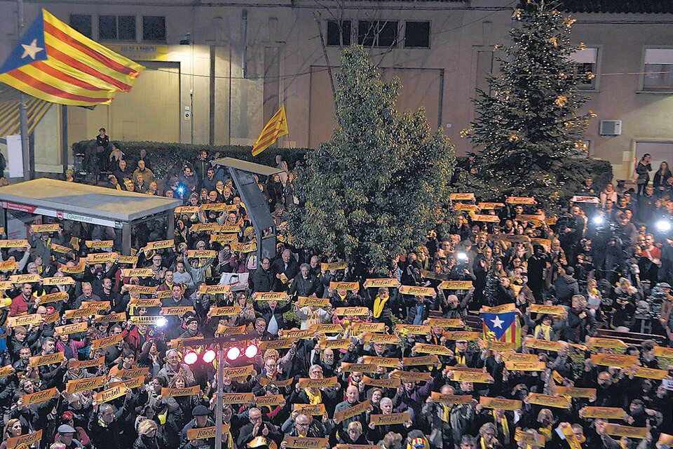 Manifestantes exigían la libertad de los presos políticos anteayer en Sant Vicenc dels Horts, cerca de Barcelona. (Fuente: AFP)