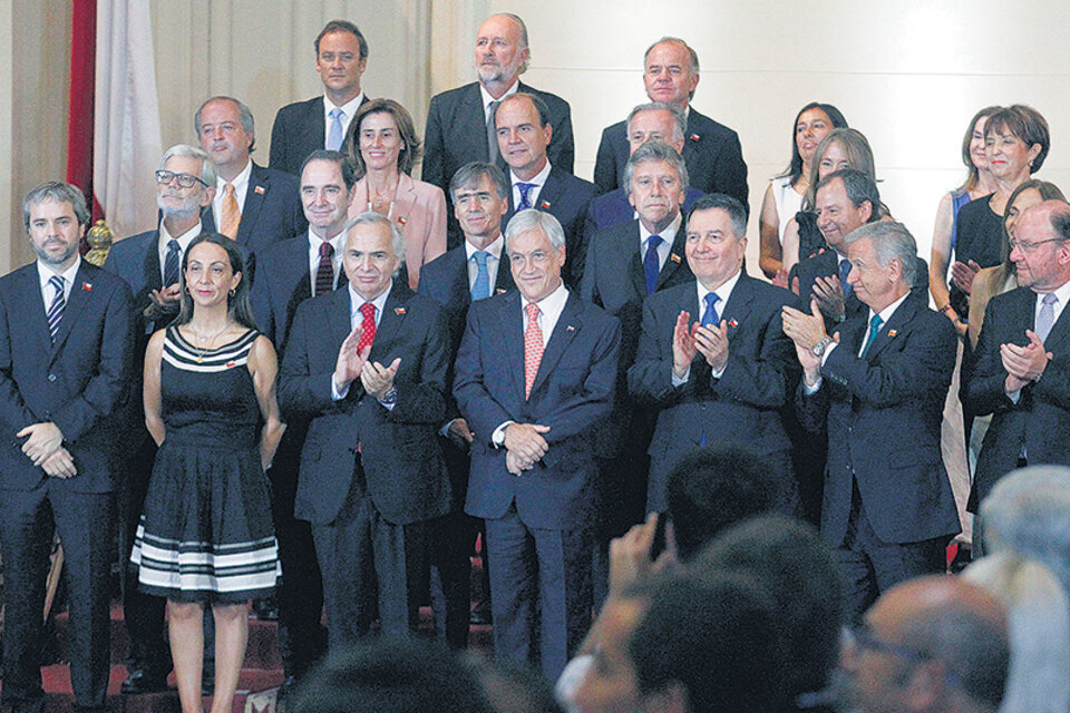 El gabinete estará compuesto por 16 hombres y 7 mujeres; al Ministerio de Hacienda vuelve Felipe Larraín. (Fuente: EFE)