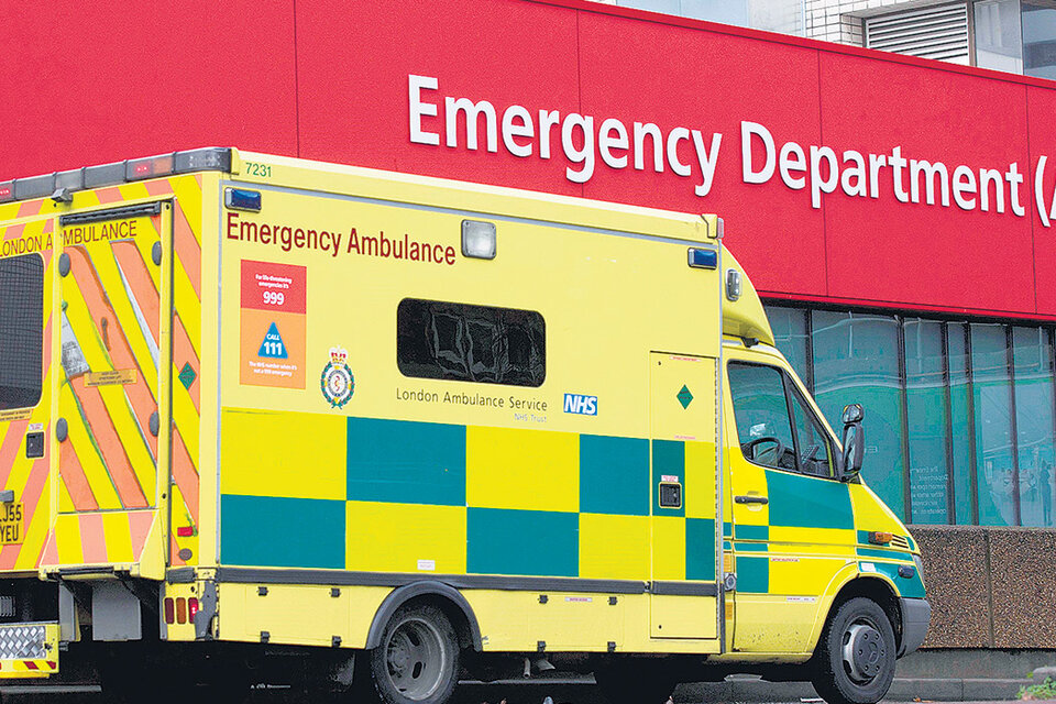 “Los pacientes mueren esperando ambulancias que están vacías en los hospitales”, dijo Corbyn.