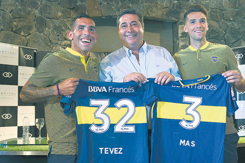 Tevez y Mas fueron presentados por el presidente de Boca, Daniel Angelici. (Fuente: Télam)