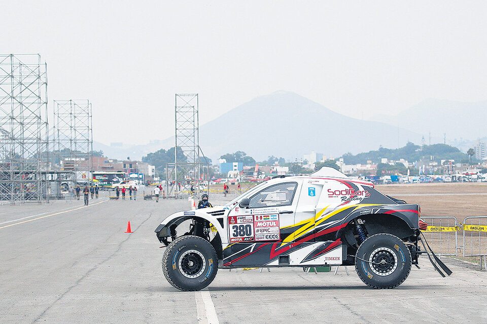 Uno de los autos llega a la zona de verificación técnica en Lima, Perú.