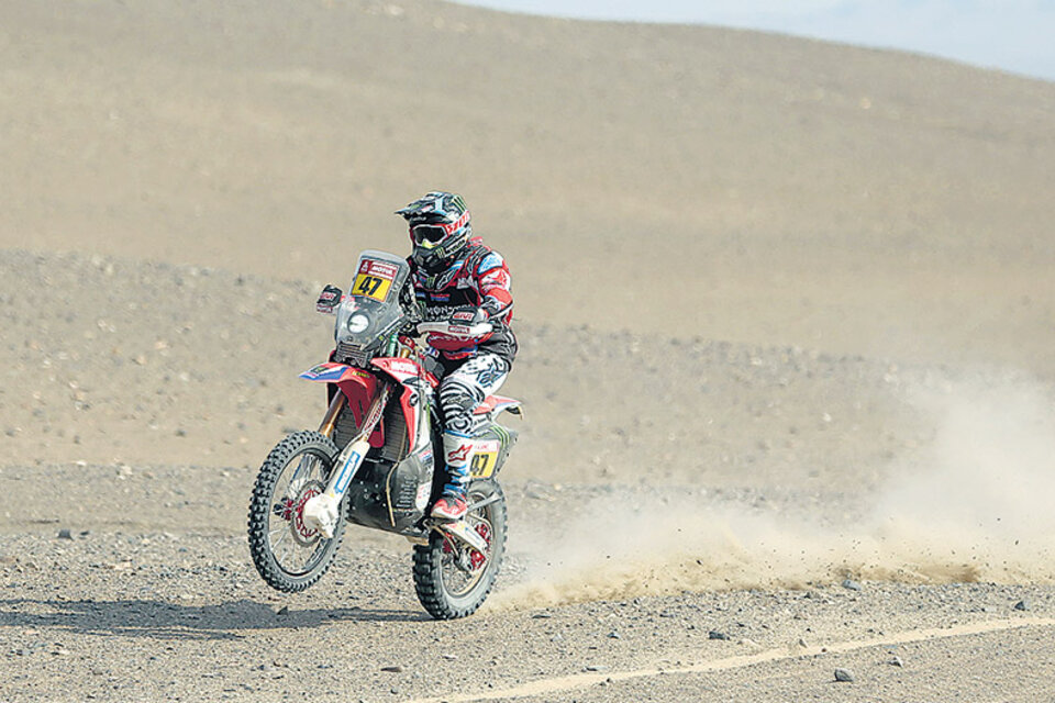 Kevin Benavides compite durante la etapa desarrollada ayer entre Perú y Bolivia. (Fuente: EFE)