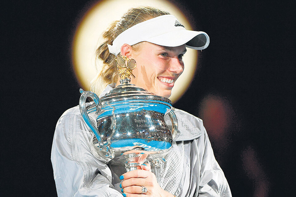 Wozniacki levanta el trofeo Daphne Akhurst Memorial Cup de los ganadores.