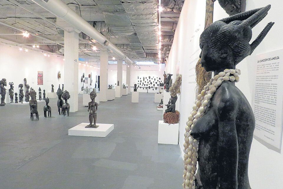 La exposición está montada en el Centro Cultural Borges.