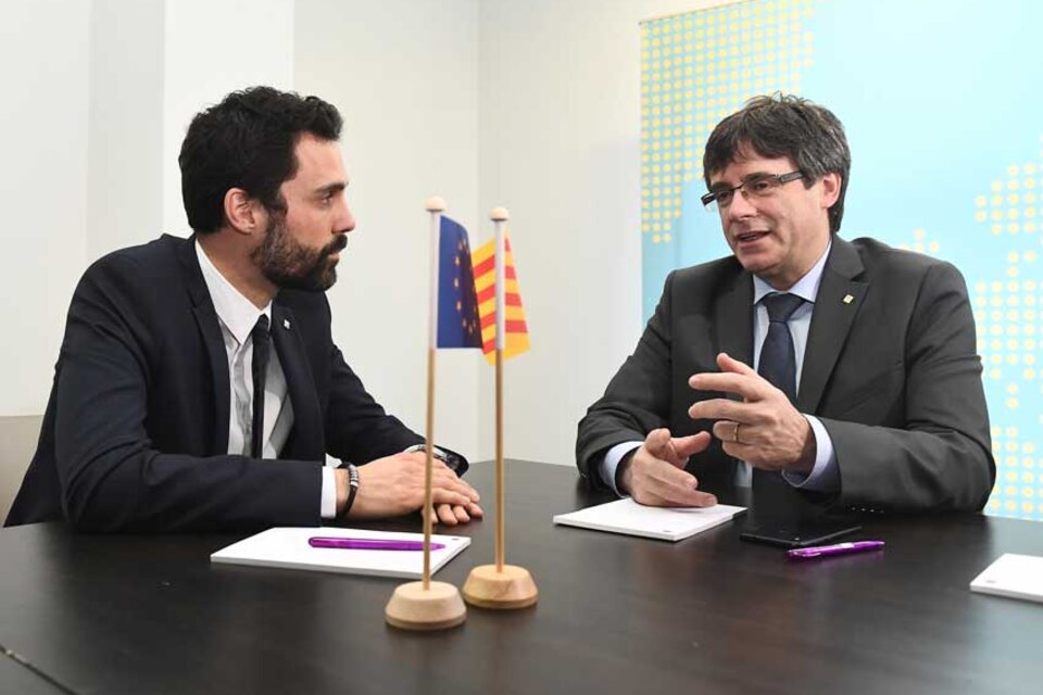 La vicepresidenta Sáenz de Santamaría defendió la vía judicial contra el ex presidente catalán. (Fuente: EMMANUEL DUNAND / AFP)