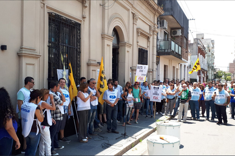 El acto frente a Radio Nacional Santa Fe congresó a un amplio abanico de actores sociales. (Fuente: Imagen de Twitter)