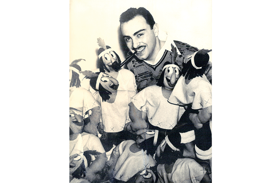 Un joven Dante Quinterno junto a su creación.