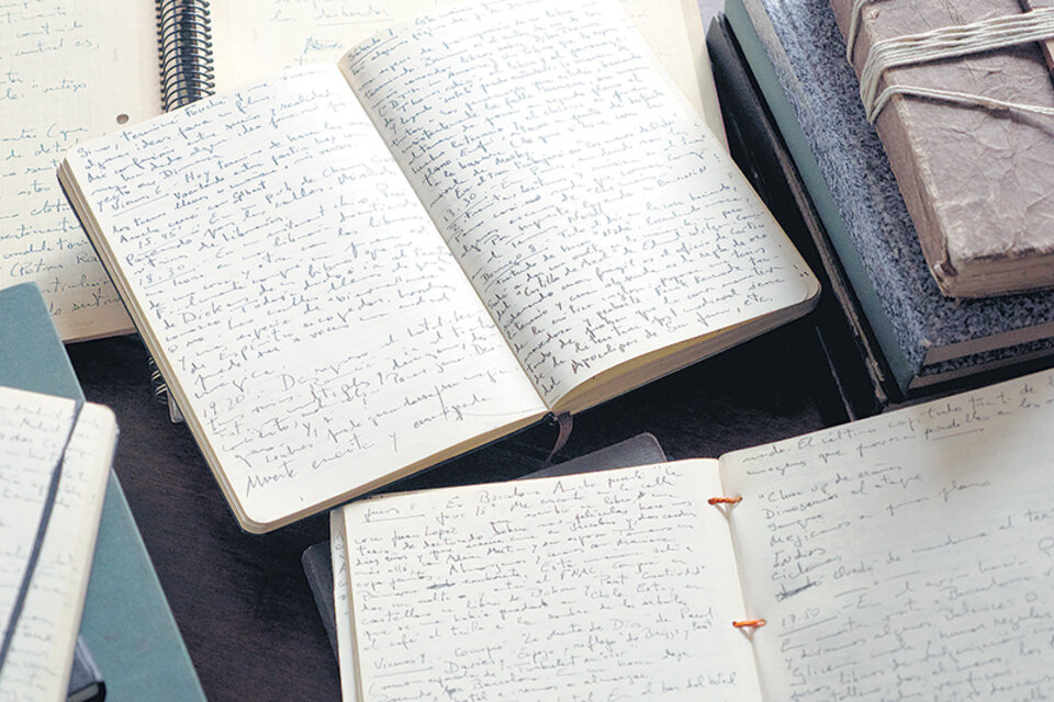 La escritura de Raúl Ruiz en los numerosos cuadernos que forman parte de su Diario, descifrados y editados luego de su muerte por Bruno Cuneo, para ser publicados por la editorial de la Universidad Diego Portales.