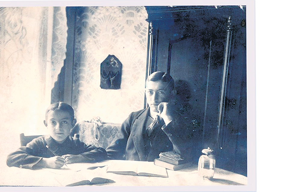 León Buchholz, el abuelo de Philippe Sands, y su hermano Emil, fotografiados en Lemberg, en 1913.