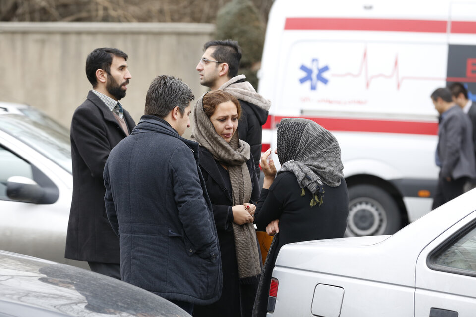 Familiares de los pasajeros en el aeropuerto de Teherán. (Fuente: AFP)