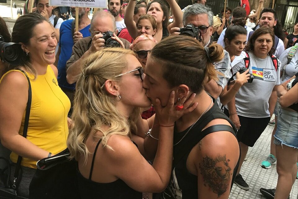 Beso a beso en Tribunales (Fuente: Twitter)