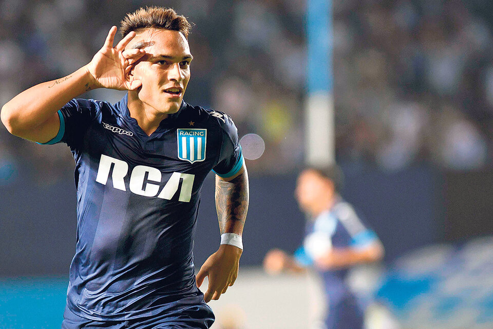 Lautaro Martínez, autor de tres goles anoche en el Cilindro de Avellaneda, le llenó los ojos a Jorge Sampaoli. (Fuente: Télam)