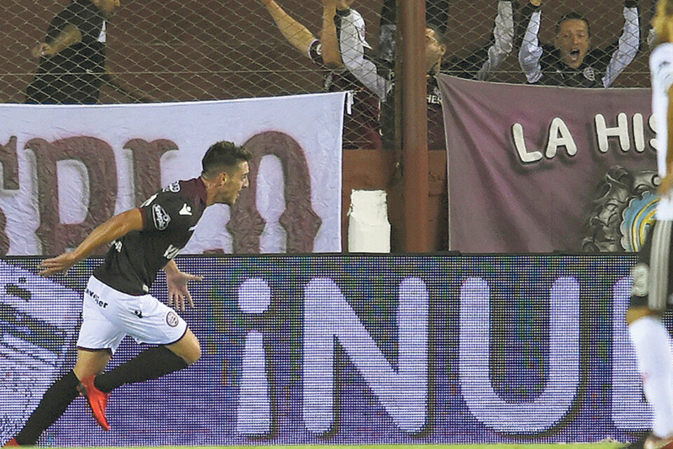 La carrera de la alegría de Alejandro Silva, autor del único gol que se festejó anoche en el estadio de Lanús.