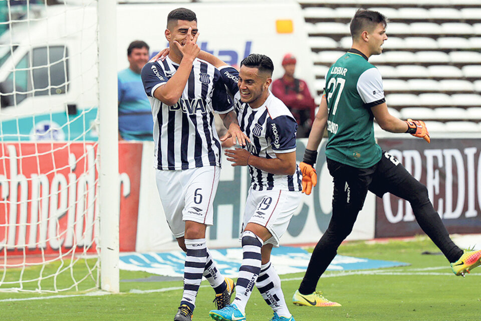 Altamirano devuelve la pelota a la mitad de la cancha, mientras Olaza corre a festejar. (Fuente: Fotobaires)