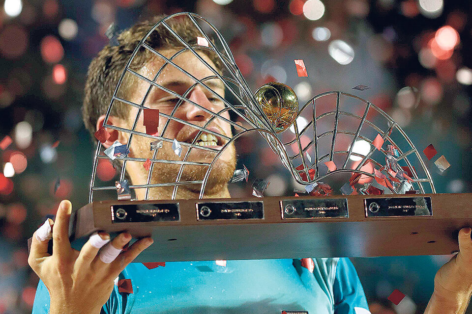 Diego Schwartzman con el trofeo del ATP de Río; hoy aparecerá como número 18 del ranking mundial. (Fuente: EFE)