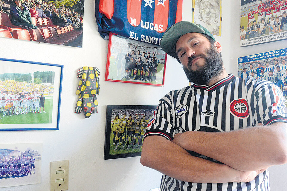 Agustín Lucas junto a algunos de sus recuerdos de una vida ligada al fútbol. (Fuente: Alessandro Maradei)