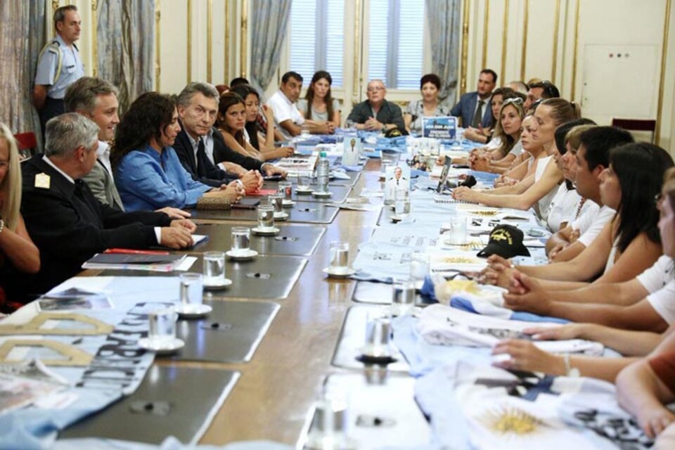 Macri y sus funcionarios, sentados frente a los familiares de los 44 tripulantes. (Fuente: Twitter Gabriela Michetti)
