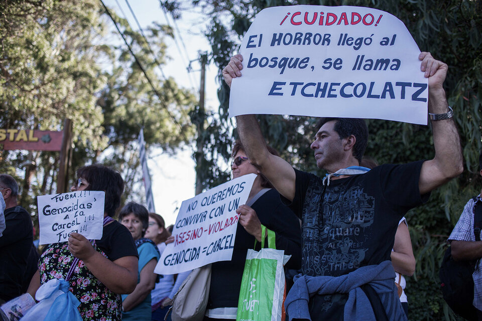 Vecinos y organismos de derechos humanos repudian la presencia del represor en Mar del Plata. (Fuente: Télam)