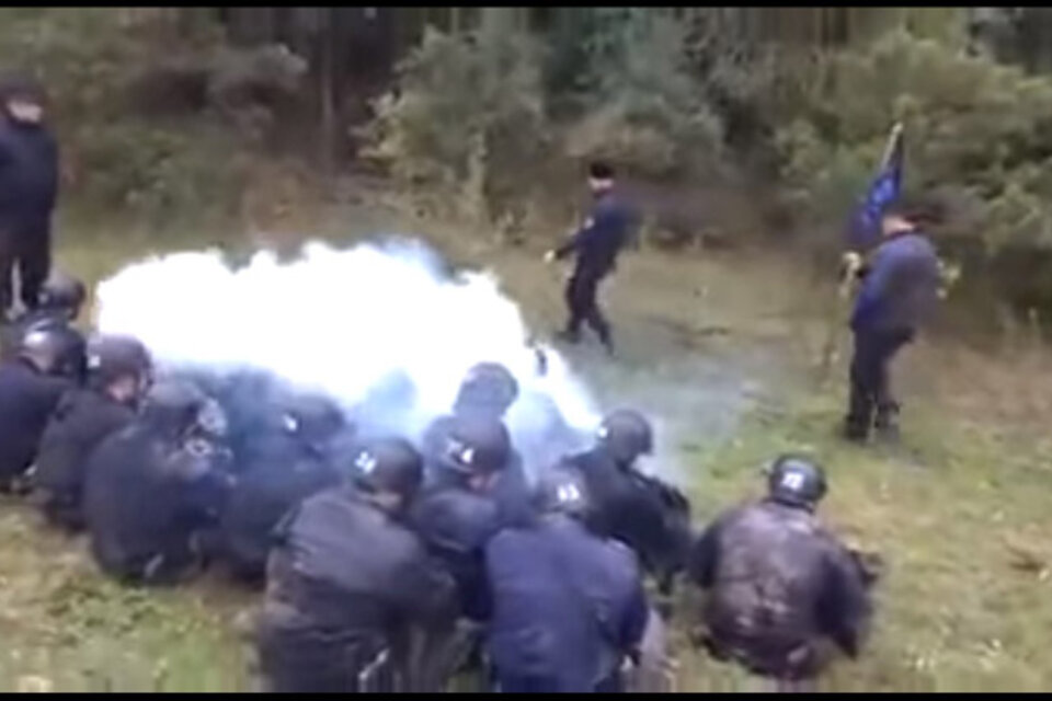 El momento en que le tiran gas a los cadetes. (Fuente: Captura de YouTube)