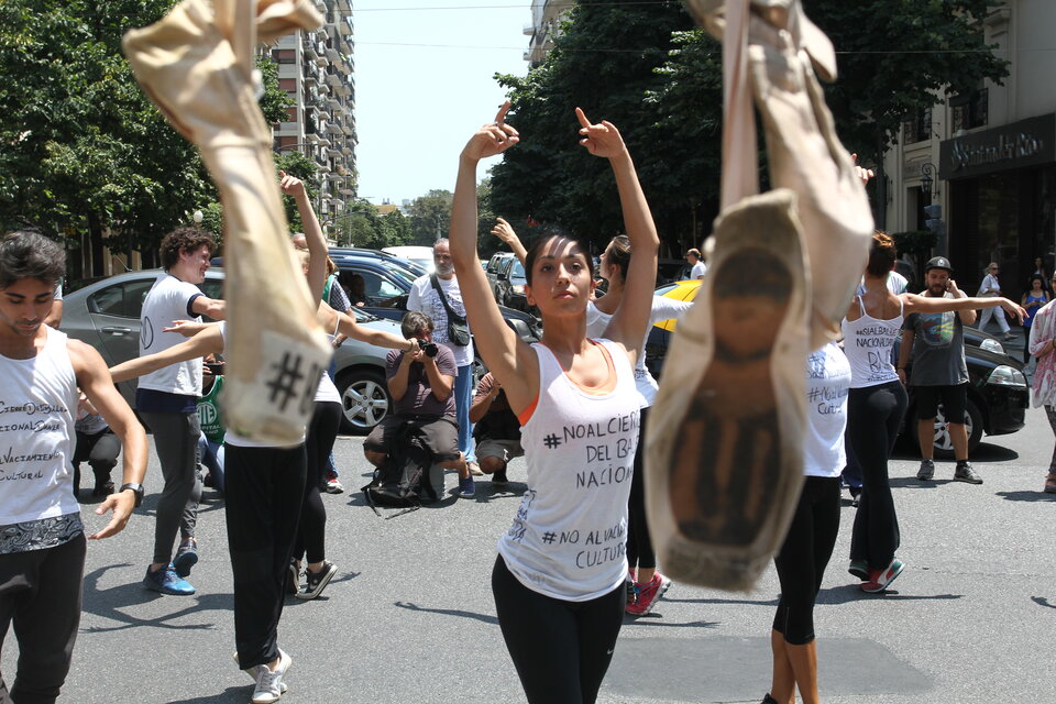 En Alvear y Callao, los bailarines manifestaron su "angustia" frente al cierre del BND. (Fuente: Bernardino Avila)