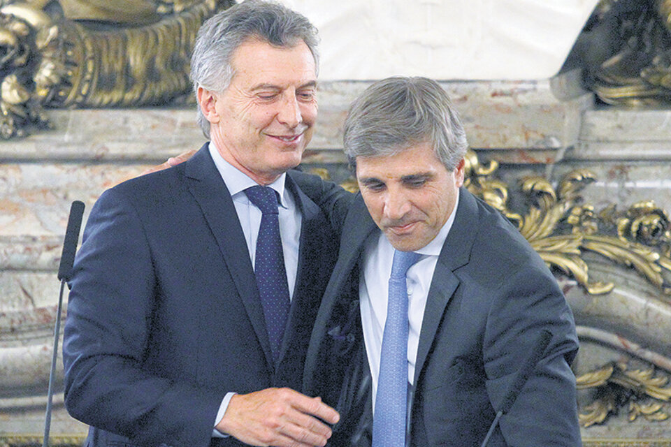 El ministro de Finanzas, Luis Caputo, en un día florido con el Presidente Mauricio Macri. Ahora no le llueven flores sino denuncias.