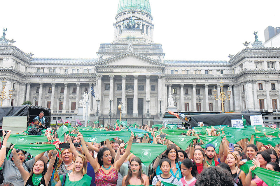 El “pañuelazo” realizado frente al Congreso, donde miles de mujeres reclamaron una ley de aborto. (Fuente: Leandro Teysseire)