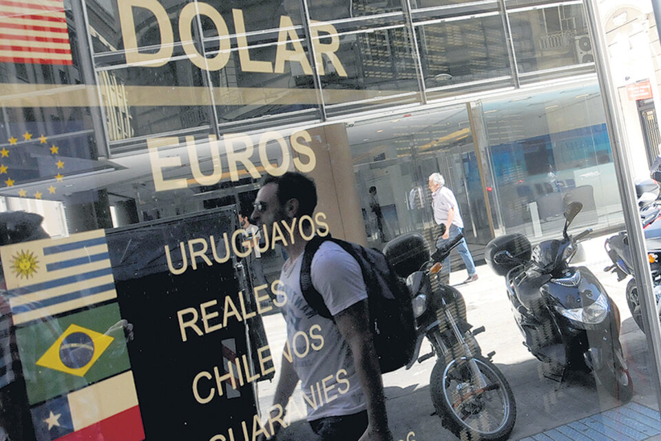 Desde que gobierna Macri, el tipo de cambio aumentó un ciento por ciento, en tanto que la inflación acumulada superó el 70 por ciento. (Fuente: Jorge Larrosa)