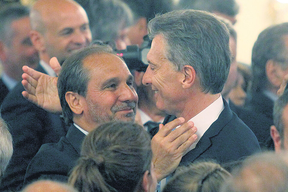 El empresario Nicky Caputo, primo del ministro de Finanzas, junto a su “hermano de la vida”, Mauricio Macri. (Fuente: Bernardino Avila)