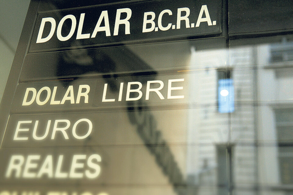 El dólar se llegó a ofrecer en algunos bancos a 20,65 pesos a mitad de la jornada. (Fuente: Guadalupe Lombardo)