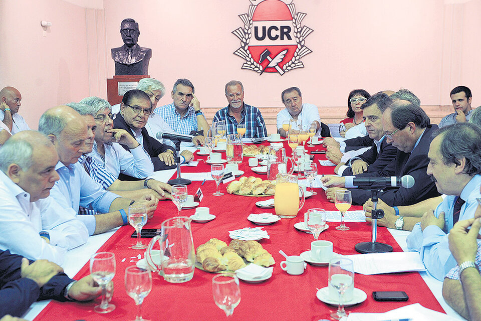 Otros tiempos. En 2014 la UCR en pleno recibió a la CGT. Desayunó con Moyano, Schmid, Acuña, Plaini, Piumato y Venegas. (Fuente: Télam)