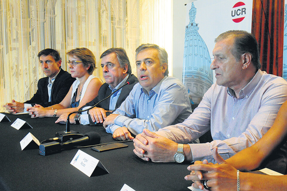 Naidenoff, Burgos, Negri, Cornejo, Rozas y Verasay durante la conferencia de prensa de la UCR. (Fuente: Leandro Teysseire)