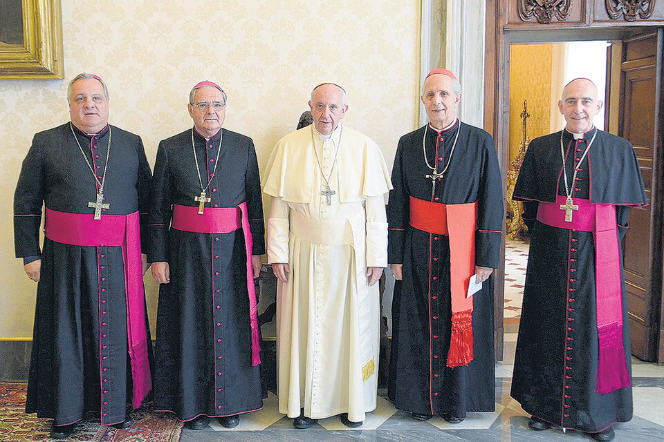 Los obispos argentinos con el Papa argentino en la reunión de ayer en el Vaticano. (Fuente: AFP)