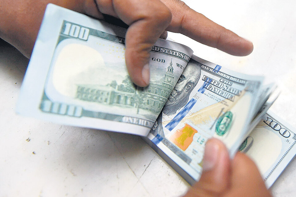 Hubo compras de divisas de fondos e inversores que salieron de la Bolsa. (Fuente: AFP)
