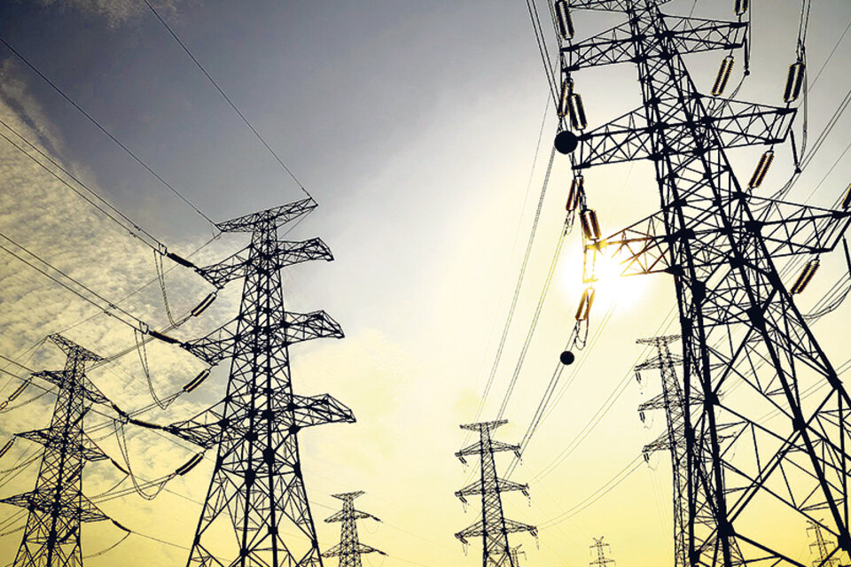 La firma Transener, controlada por Pampa Energía, tiene el monopolio de la transmisión eléctrica nacional. Enarsa, su socio estatal, se retira.