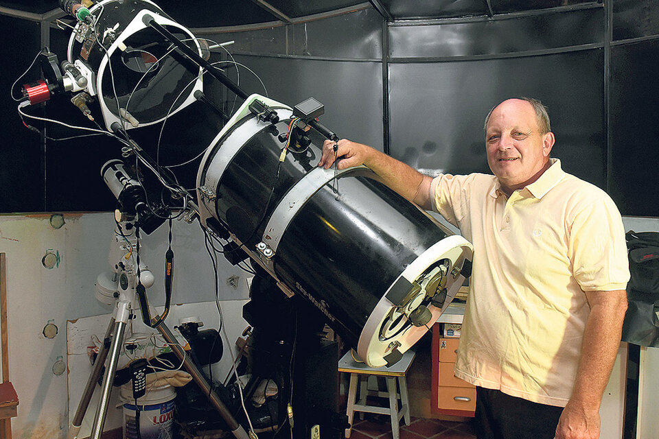 Víctor Buso en su observatorio casero, en la ciudad de Rosario.