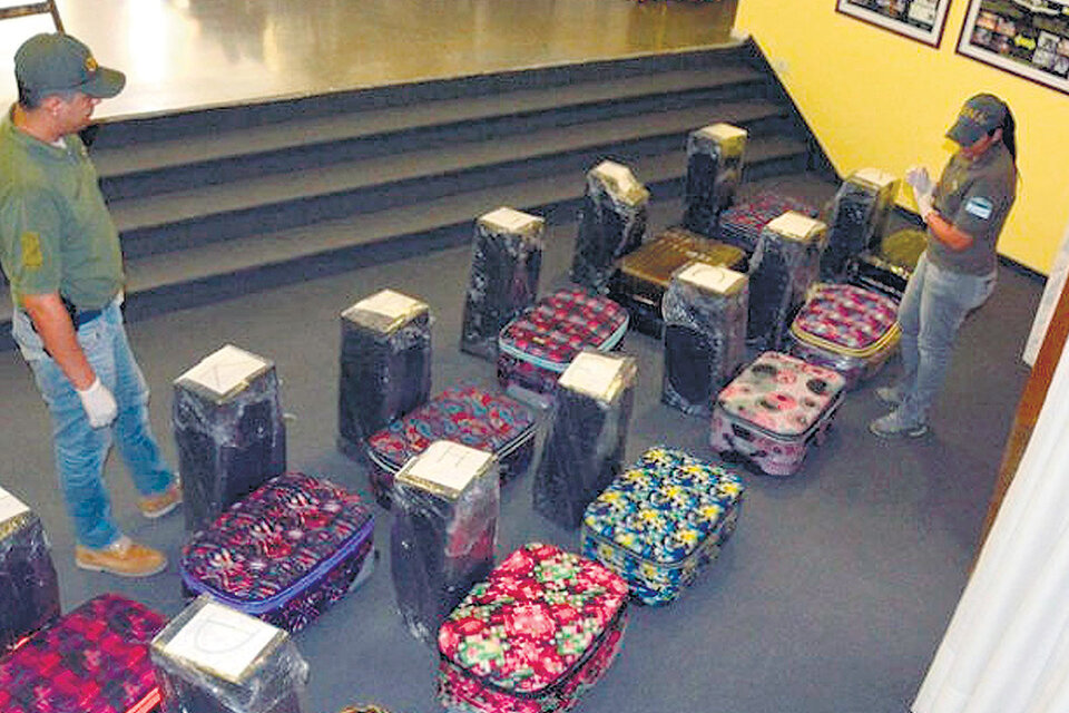 Personal de Seguridad custodia las doce valijas con el cargamento de droga.