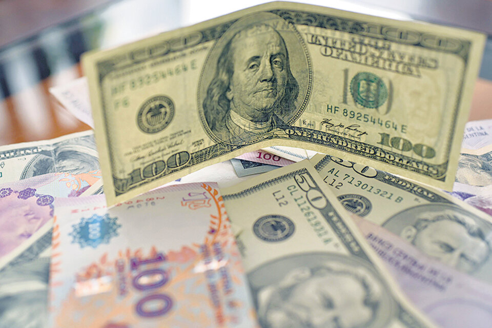 La presión sobre el dólar se hace sentir en la franja mayorista. El Banco Nación debió vender 400 millones el viernes. (Fuente: Lucía Grossman)