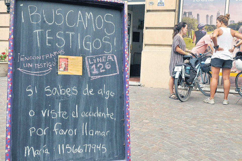 En la esquina de Estados Unidos y Perú, un cartel por la muerte ocurrida allí. (Fuente: Sandra Cartasso)