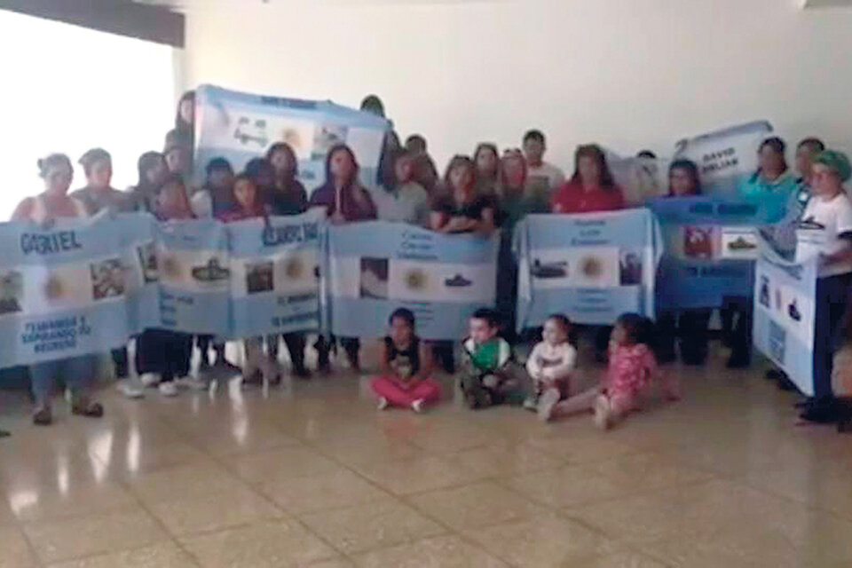Un grupo de familiares aun aguarda en la Base Naval de Mar del Plata por la suerte de sus seres queridos.