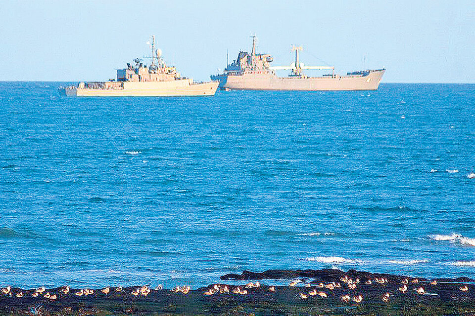 Una foto tomada desde la costa de la concentración de buques de la Armada, que llegó a siete naves.