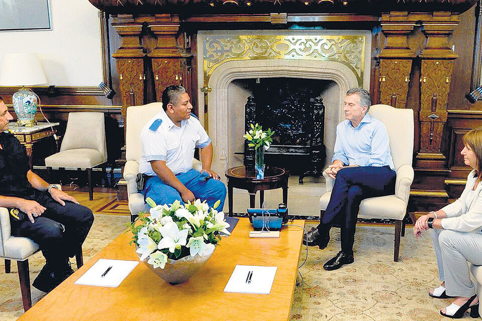 Macri, con Bullrich, recibió al policía Luis Chocobar (centro) en la Casa Rosada.