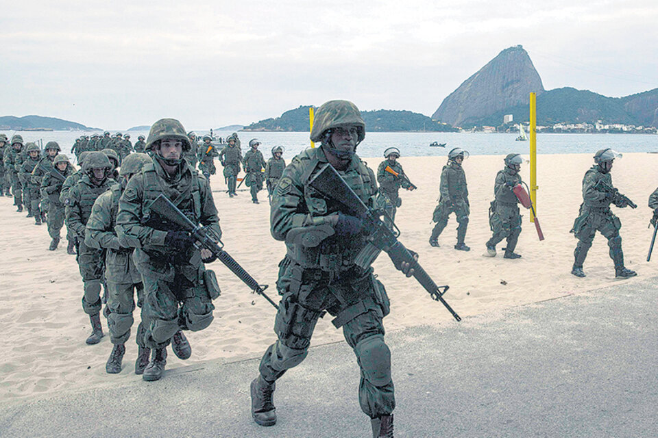 Militares brasileños participaban en un entrenamiento para los JJ.OO. de 2016 en una playa de Río de Janeiro. (Fuente: EFE)