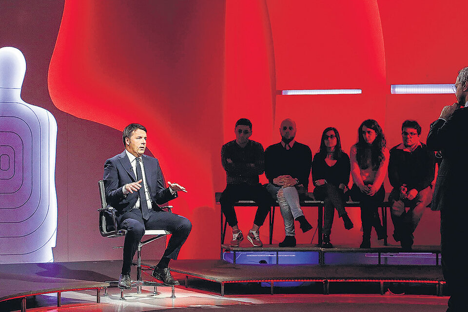 El ex premier Matteo Renzi, secretario general del Partido Democrático, habla de las elecciones en un programa de la televisión italiana. (Fuente: EFE)