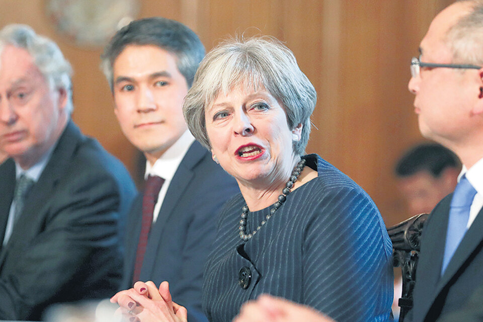 Theresa May habla en una mesa con inversores japoneses en 10 Downing Street, sede del gobierno británico. (Fuente: AFP)