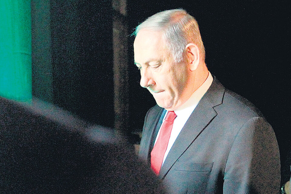 Netanyahu criticó la investigación policial al salir ayer de una conferencia. (Fuente: AFP)