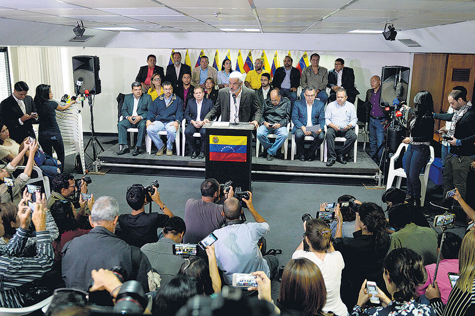 Conferencia de prensa de la MUD para anunciar que se baja de las elecciones de abril. (Fuente: AFP)