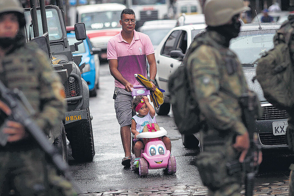 Las Fuerzas Armadas coparon los accesos a tres favelas en Río. (Fuente: EFE)