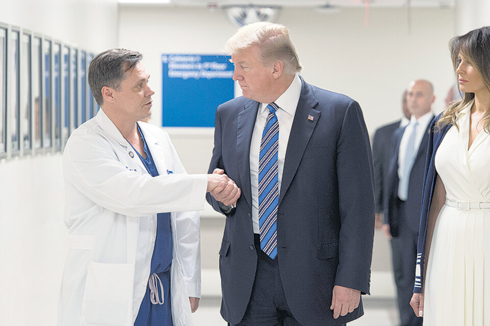 Trump saluda a uno de los médicos mientras Melania escucha. (Fuente: AFP)
