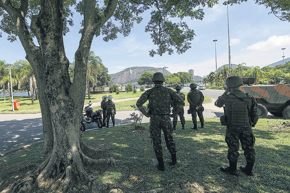 Fuerzas Armadas patrullan las calles de Río: habrá una inédita intervención militar en las próximas semanas.